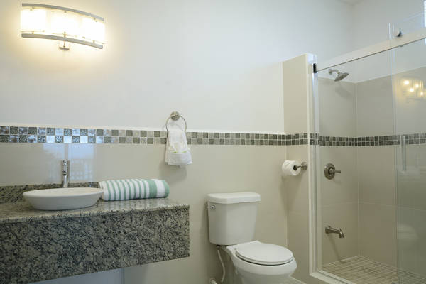 parrot-cove-ocean-bathroom