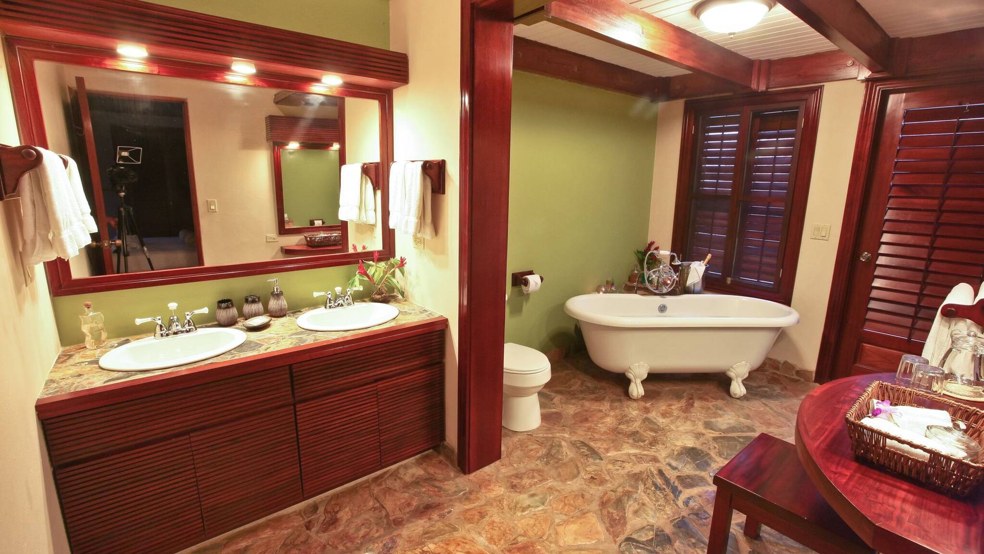 Estate Suite bathroom.jpeg