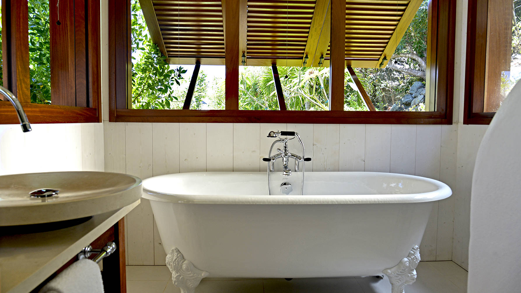 manapany-Junior Suite Bathroom.jpg