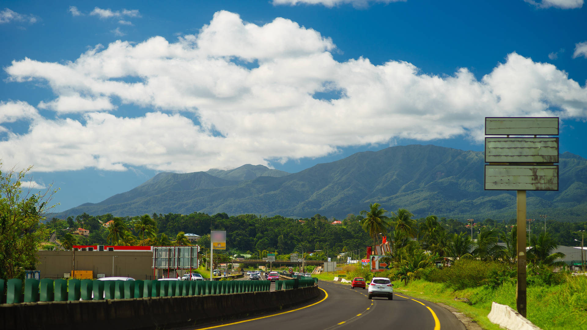 Guadeloupe is perfect voor een vakantie vol met diversiteit. Ervaar het tropisch regenwoud op Basse-Terre en de witte zandstranden op Grande-Terre.